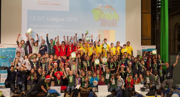 Gruppenfoto der Teams der LEGO League 2015 in Brandenburg