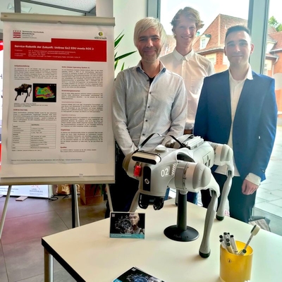 Professor und Studenten am Stand der THB