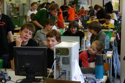 Gewühl in der Mensa bei der FLL 2006